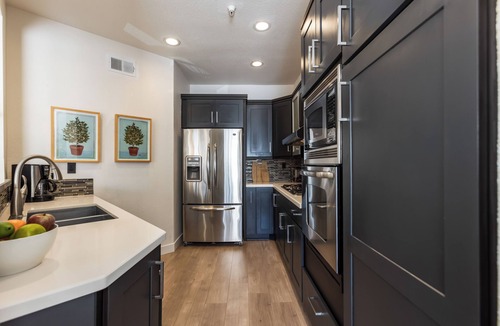 Hawthorne Condo | Modern Gated 2BR Condo Pool & Hot Tub Near LAX & Beaches 2-bedroom condo