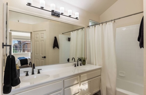 Hawthorne Condo | Modern Gated 2BR Condo Pool & Hot Tub Near LAX & Beaches 2-bedroom condo