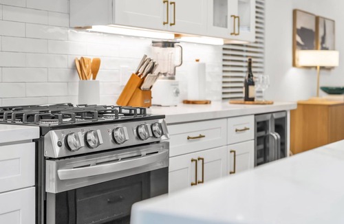 Shady Acres House | Modern Heights Home Sleeps 8 Garage Near Downtown Houston