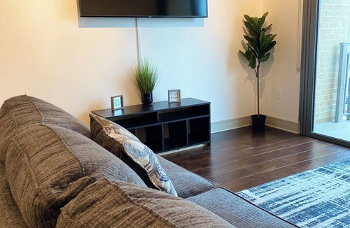 Glendale Apartment | Modern Hollywood Hideaway - Steps from Walk of Fame!