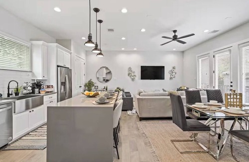 Shady Acres Condo | Modern Houston Retreat- 2 Car Garage Parking