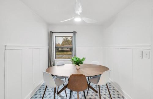 Mayo Meadow House | Modern King Bed 5 mins to Downtown