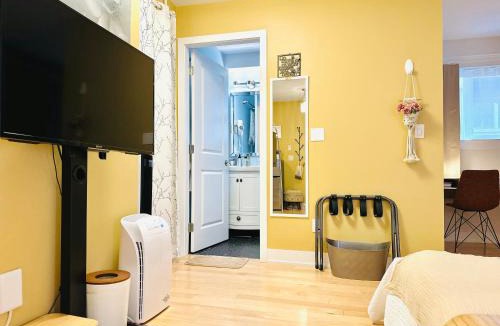 Grandview-Woodland House | Modern King Studio - 10 mins to Downtown - Free Parking & Pet Friendly