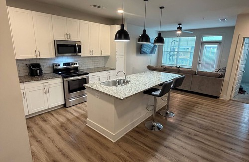 Candler-McAfee Apartment | Modern King Suite Near Mercedes-Benz Stadium
