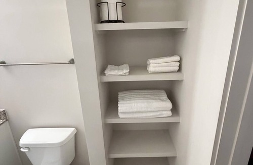 Candler-McAfee Apartment | Modern King Suite Near Mercedes-Benz Stadium