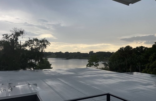 Maitland House | Modern Lakefront Retreat in Prestigious Private Area – Non Smoking
