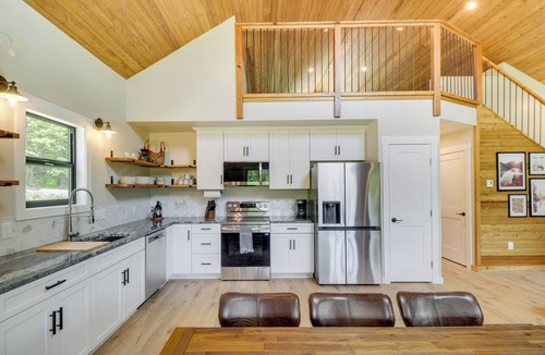 Lakeside Cabin | Modern Lakeside Cabin w/Mountain Views & Hot Tub!