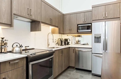 Bridgeland House | Modern Loft Haven | BBQ, Sleeps 6 |