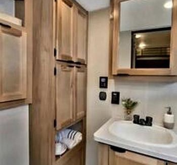 Quitman House | Modern Lofted Tiny House Fully Equipped with Lake Views in Texas