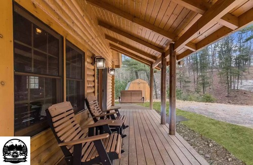 Hancock Cabin | Modern Log Cabin, Great for Families - Close to Many Attractions! Game Room!