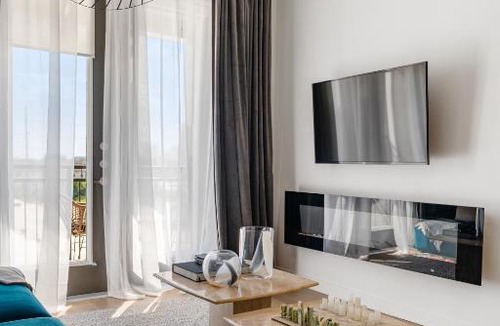 Washington Ave./ Memorial Park Apartment | Modern Lux Stay with City Views