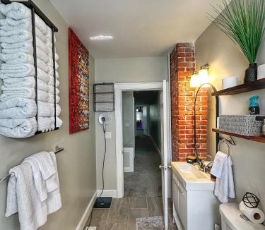 Columbus House | Modern Luxe 3BR 1BA with Bar 7