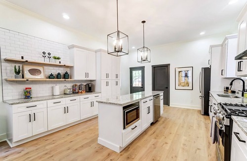 East Walnut HIlls House | Modern Luxury Home: 7 Mins From Downtown-Sleeps 12