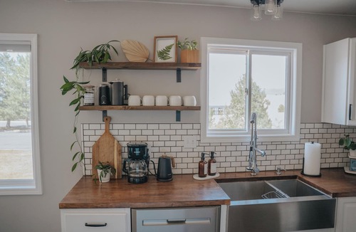 Moose Can Gully House | Modern Missoula home with AC, WiFi, 2-car garage, sleeps 10, & beautiful views!