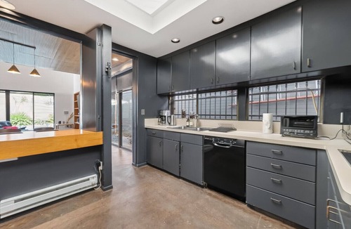 Greenway Plaza-Upper Kirby House | Modern Montrose Retreat – Pool, Coffee Bar, Pet‑Friendly, Fast WiFi, Near Museums & Diningli