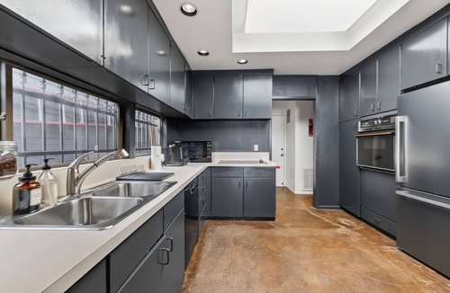 Greenway Plaza-Upper Kirby House | Modern Montrose Retreat – Pool, Coffee Bar, Pet‑Friendly, Fast WiFi, Near Museums & Diningli