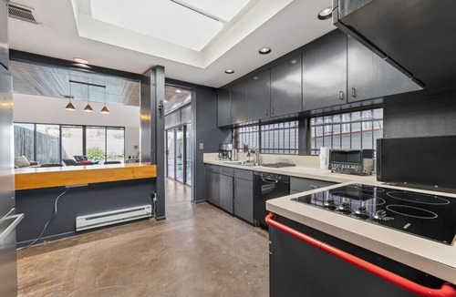 Greenway Plaza-Upper Kirby House | Modern Montrose Retreat – Pool, Coffee Bar, Pet‑Friendly, Fast WiFi, Near Museums & Diningli