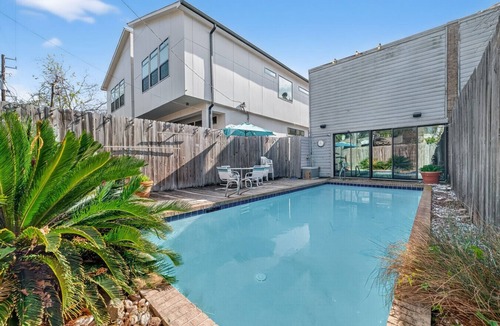 Greenway Plaza-Upper Kirby House | Modern Montrose Retreat – Pool, Coffee Bar, Pet‑Friendly, Fast WiFi, Near Museums & Diningli