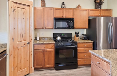 Bear Hollow Village House | Modern Mountain Lodge with Private Hot Tub, Shared Pool & Gym