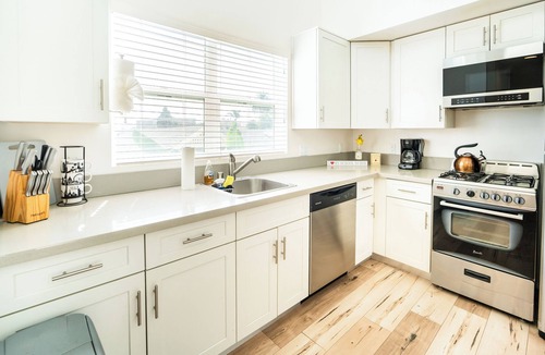 Koreatown Apartment | Modern New Koreatown Loft with 3 Levels 2 Parking Spots Close To Downtown LA