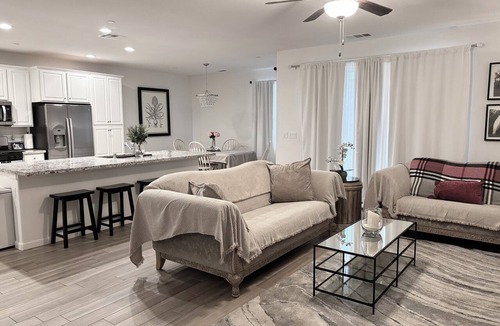 Reedley House | Modern Newly Built 3 BD with 4 beds/2 BA Home - Near 3 Nat. Parks & 3 major HWYs