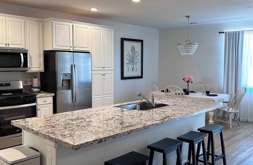 Reedley House | Modern Newly Built 3 BD with 4 beds/2 BA Home - Near 3 Nat. Parks & 3 major HWYs
