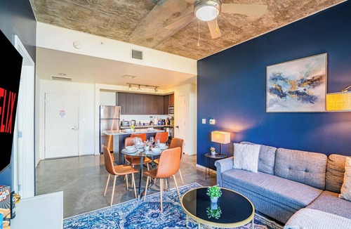Evans Churchill Apartment | Modern PHX Apt w/Pool, Gym, Balcony + W/D