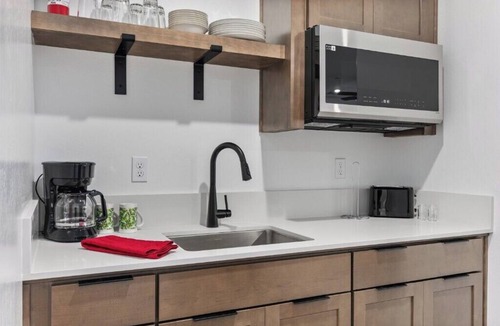 Pumpkin Center Apartment | Modern Private Guest Suite Near Downtown & Parks!