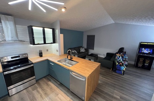 Hilliard House | Modern Renovated Home in Quiet Cul-de-Sac with Arcade Games 15 min from Zoo/OSU