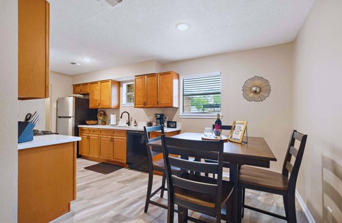 El Lago House | Modern Retreat: Walk to Beach, Arcade & BBQ Patio