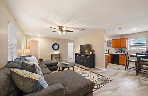 El Lago House | Modern Retreat: Walk to Beach, Arcade & BBQ Patio