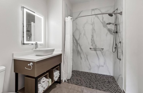 Harbison Hotel | Modern Room with Fully Equipped Kitchen for Couples or Solo Trips in Columbia