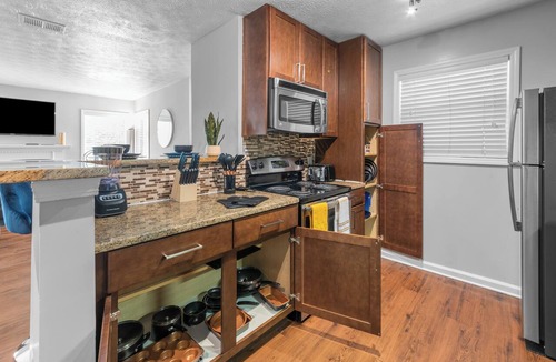 Cumberland Apartment | Modern Sapphire Sanctuary near Braves Stadium