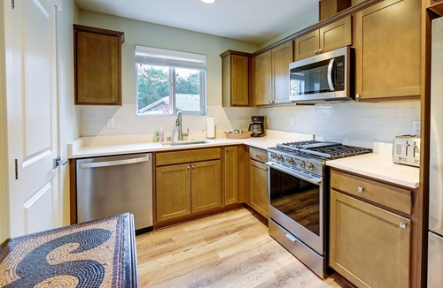 SeaTac Apartment | Modern SeaTac Gem w/Fireplace & Smart TVs!