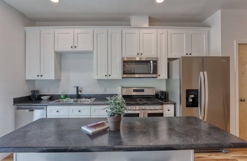 Sheridan Apartment | Modern Select Suites -2bd Stay 1 min to Downtown