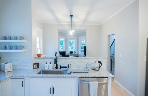 Worcester House | Modern & Spacious 4 Bedroom Single Family Home