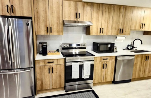 Guildford House | Modern Spacious Suite w/Free Parking