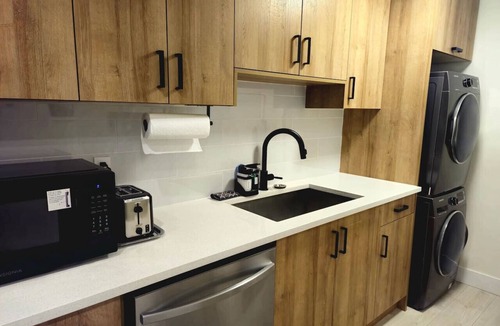 Guildford House | Modern Spacious Suite w/Free Parking