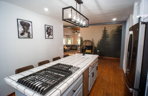 Running Springs Cabin | Modern spacious hot tub + Deck Lake Arrowhead + Big Bear