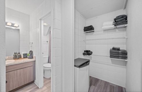 Corryville Apartment | Modern Stay Comfort-Free Parking