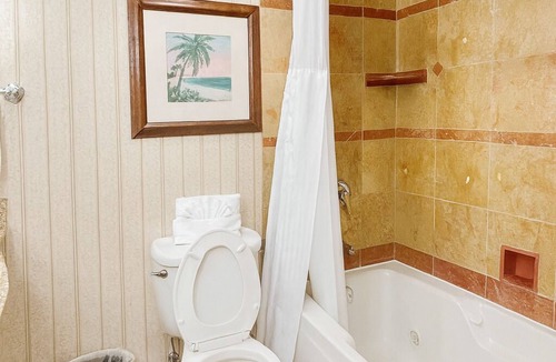 Chinatown Hotel | Modern Stay with Free Breakfast and Outdoor Pool Close to Houston Hotspots