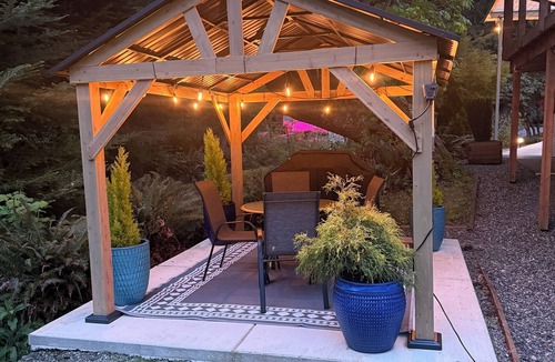 Poulsbo Apartment | Modern studio with hot tub and patio access
