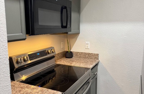 Spring Branch East Condo | Modern Studio with Private Patio in HTX