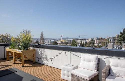 Squire Park Apartment | Modern Townhome in Seattle's Central District with Rooftop