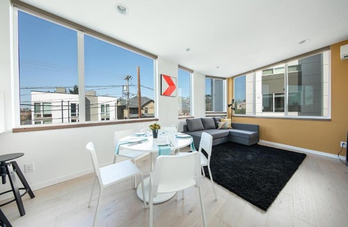 Squire Park Apartment | Modern Townhome in Seattle's Central District with Rooftop