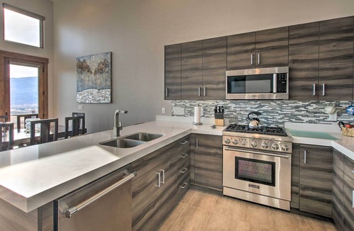 Eden House | Modern Townhome w/Mtn Views < 7 Mi to Ski Resorts