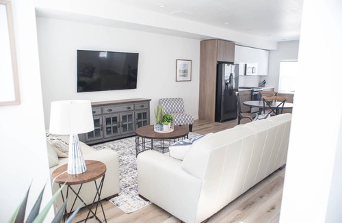 Bountiful House | Modern Urban Townhouse with High Speed Internet
