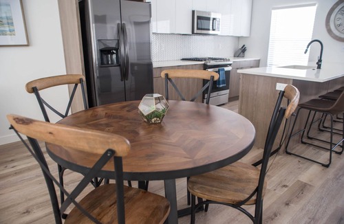 Bountiful House | Modern Urban Townhouse with High Speed Internet