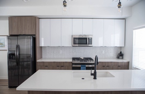 Bountiful House | Modern Urban Townhouse with High Speed Internet