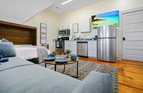 Hough Apartment | Modern Victorian Studio - Steps to Cleveland Clinic